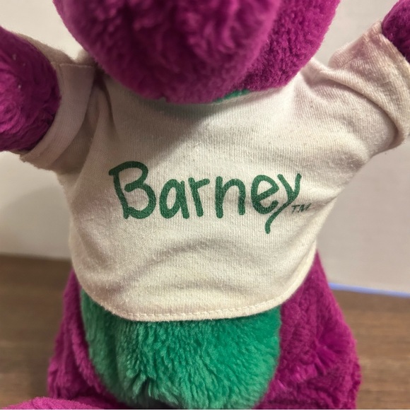 Vintage Barney The Dinosaur 13" Plush with White T-Shirt by Lyons Group 1992 - Picture 2 of 9
